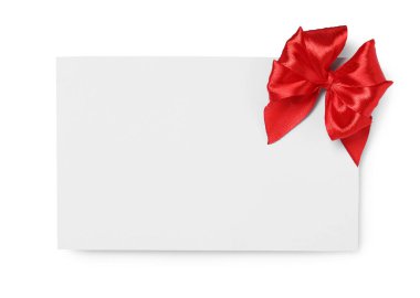 Kırmızı fiyonklu boş hediye kartı beyaz, üst görünümde izole.