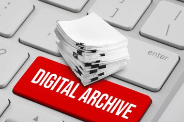 Bilgi saklıyorum. Kırmızı Sayısal Arşiv tuşlu bilgisayar klavyesi ve bir sürü küçültülmüş dosya