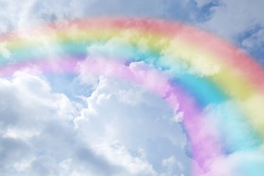 Parlak gökkuşağı ve kabarık bulutlarla güzel bir gökyüzü