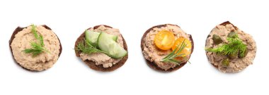 Beyaz arka planda lezzetli ezmeli dilimler, üst manzara. Kolaj tasarımı