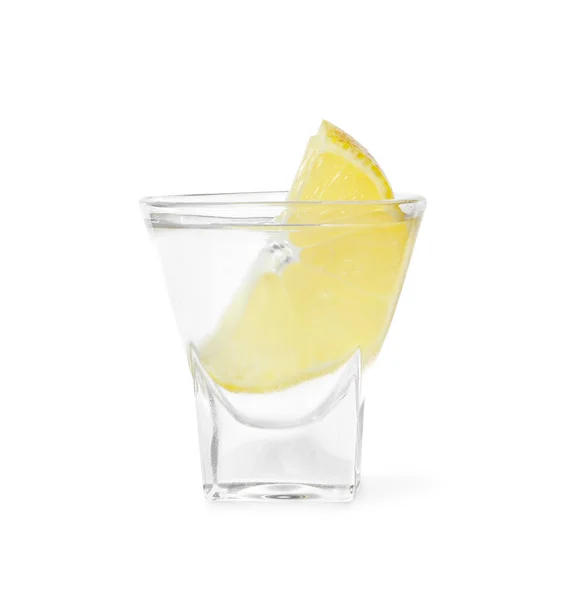 一杯伏特加酒加柠檬与白葡萄酒分离 — 图库照片