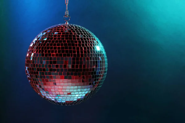 Błyszcząca Kula Disco Pod Niebieskimi Światłami Miejsce Tekst — Zdjęcie stockowe
