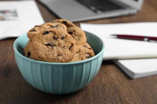 Bowl Chocolate Chip Cookies Wooden Table Office Closeup — Stock Photo, Image