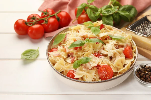 Teller Mit Leckeren Nudeln Mit Tomaten Basilikum Und Parmesan Auf — Stockfoto