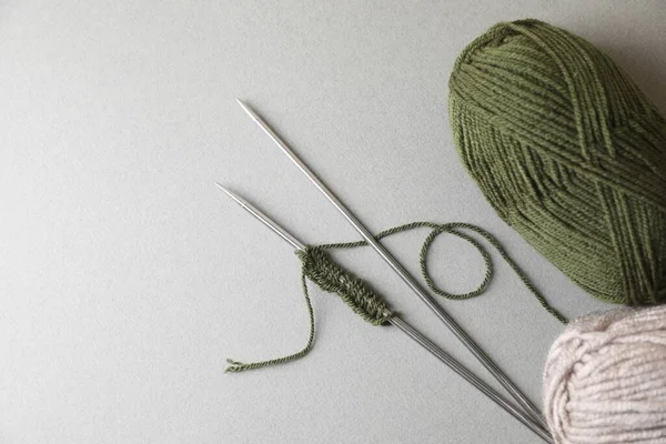 柔软的绿色纱 针织和金属针织在浅色背景上 案文的篇幅 — 图库照片