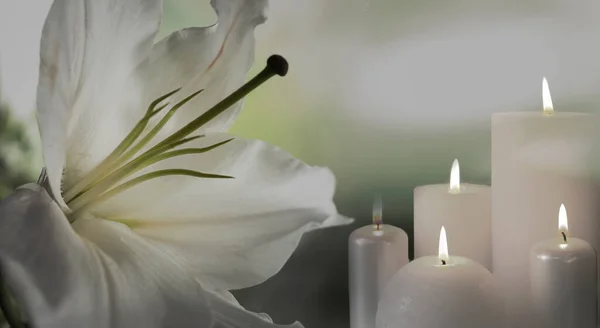 Cenaze Töreni Beyaz Zambak Yanan Mumlar Bulanık Arkaplan Pankart Tasarımı — Stok fotoğraf