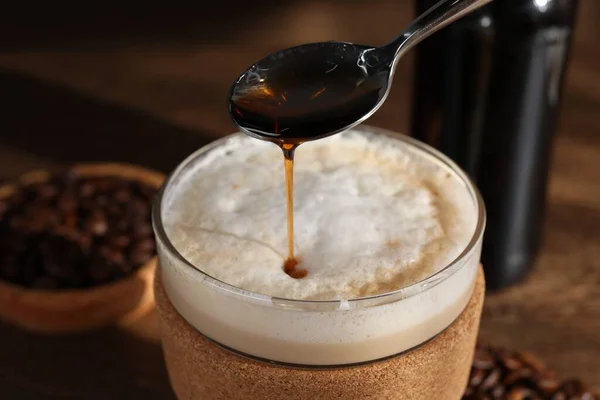 Häll Sirap Glas Gott Kaffe Bordet Närbild — Stockfoto