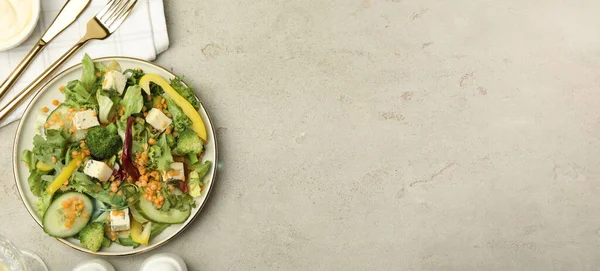 Ensalada Deliciosa Con Lentejas Queso Verduras Servidas Sobre Mesa Gris —  Fotos de Stock