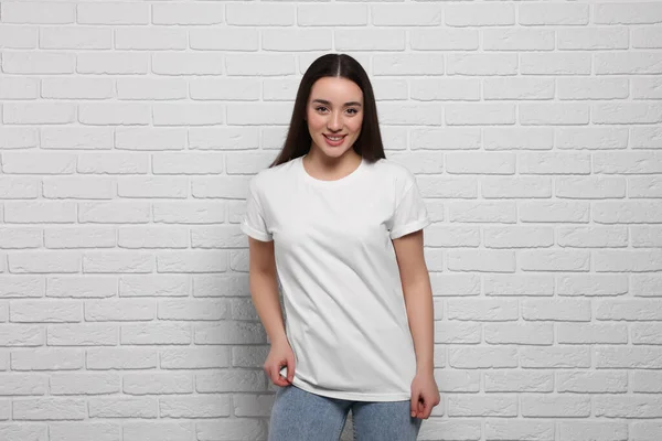 Mulher Vestindo Elegante Camiseta Perto Parede Tijolo Branco — Fotografia de Stock