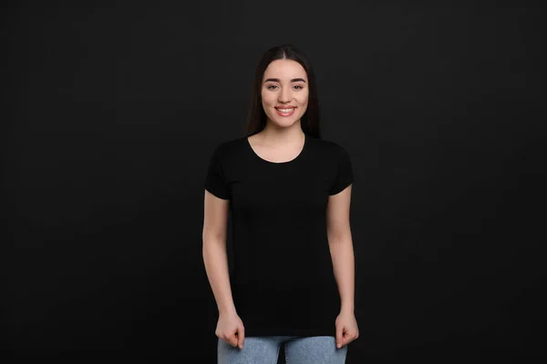 Mulher Vestindo Camiseta Preta Fundo Escuro — Fotografia de Stock