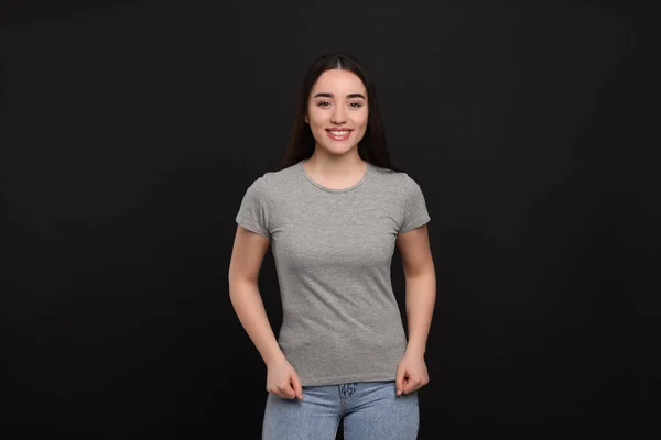 Mulher Vestindo Camiseta Cinza Fundo Preto — Fotografia de Stock