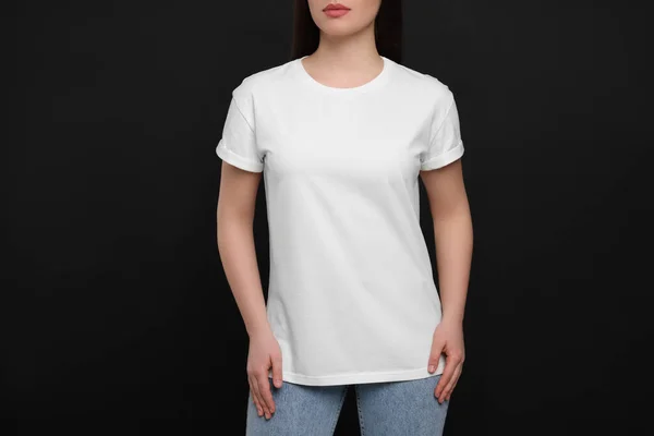 Mulher Vestindo Shirt Branca Fundo Preto Close — Fotografia de Stock