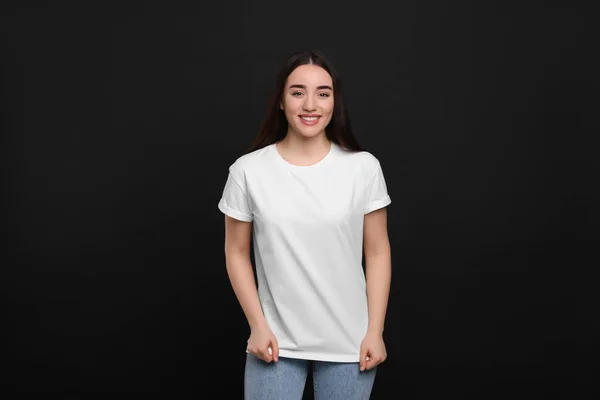 Femme Portant Shirt Blanc Sur Fond Noir — Photo