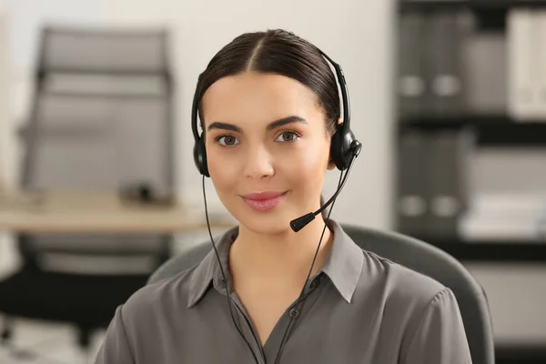 Hotline Operator Met Hoofdtelefoon Aan Het Werk — Stockfoto