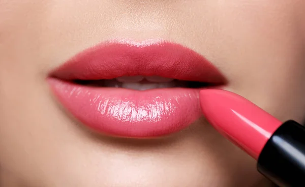 Jeune Femme Appliquant Beau Rouge Lèvres Brillant Gros Plan — Photo