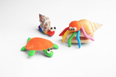 Beyaz arka planda güzel plastik hayvanlar. Çocukların el yapımı fikirleri.