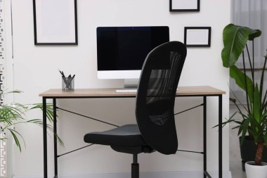Modern işyerinde masa başında rahat bir ofis sandalyesi
