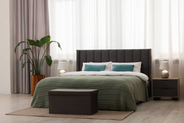 Rahat bir yatak, komodin ve yatak odası.