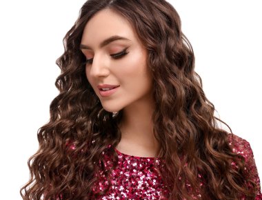 Beyaz arka planda pembe pullu uzun kıvırcık saçlı güzel bir genç kadın.