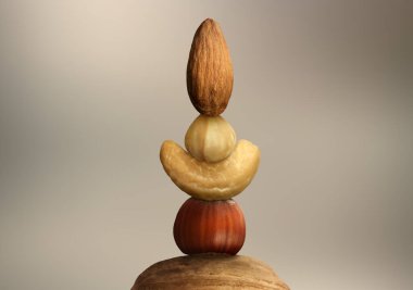 Açık kahverengimsi gri gradyan arkaplana farklı fındıklar yığıldı