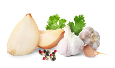 Soğan, karışık biber, kişniş, sarımsak soğanı ve beyaz arka planda karanfil.