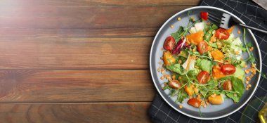 Tahta masada sunulan mercimek ve sebzeli nefis salata. Metin için alanı olan pankart tasarımı