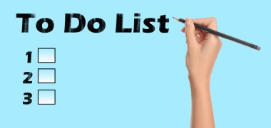 Açık mavi kağıda kalem ve pankart tasarımı ile yapılacaklar listesi yazan bir kadın. Sayılar ve işaretleme kutuları