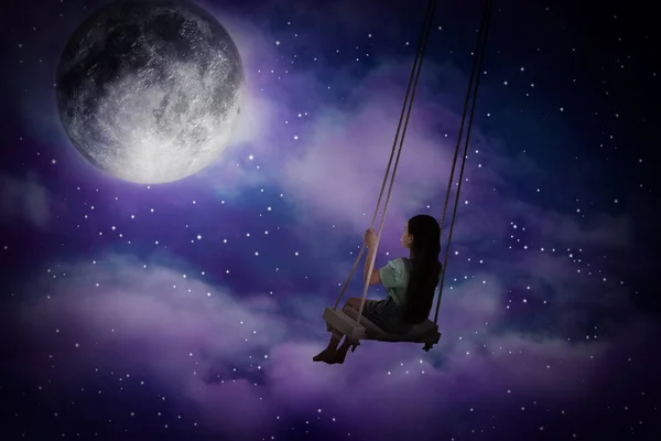 Somnambulisme Fille Sur Swing Dans Ciel Nocturne Avec Pleine Lune — Photo