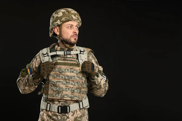 Soldat Uniforme Militaire Ukrainien Sur Fond Noir Espace Pour Texte — Photo
