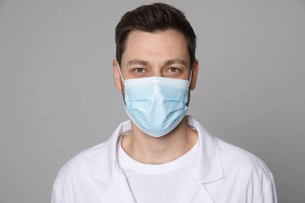 Medico Assistente Medico Infermiere Uniforme Con Maschera Protettiva Sfondo Grigio — Foto Stock