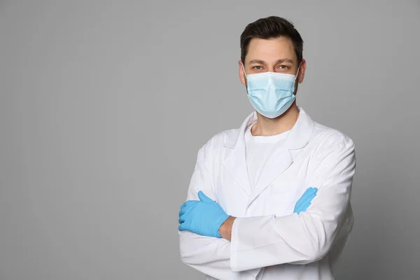Läkare Eller Medicinsk Assistent Manlig Sjuksköterska Uniform Med Skyddsmask Ljusgrå — Stockfoto