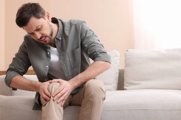Hombre Sufriendo Dolor Pierna Casa Espacio Para Texto Síntomas Artritis —  Fotos de Stock