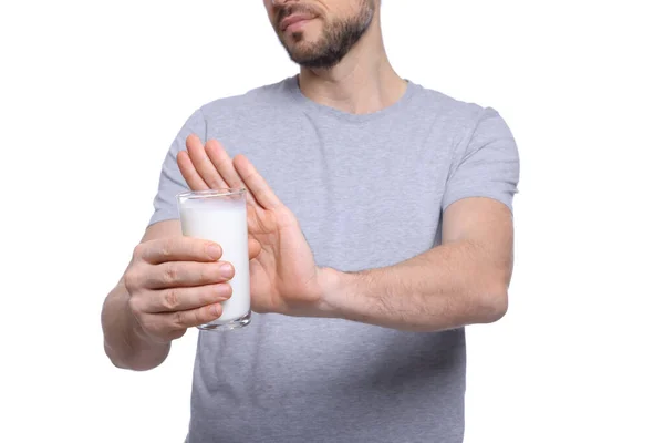 Man Med Glas Mjölk Lider Laktosintolerans Vit Bakgrund Närbild — Stockfoto