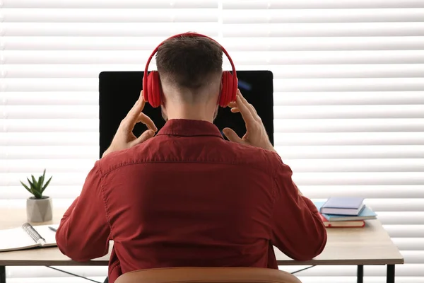 Muž Sluchátkách Studující Počítači Uvnitř Zadní Pohled Online Kurz Překladu — Stock fotografie