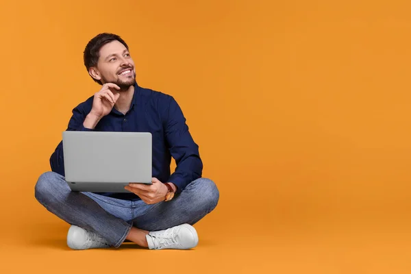 Homem Feliz Com Laptop Sentado Fundo Amarelo Espaço Para Texto — Fotografia de Stock