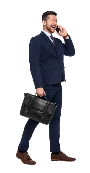 Çantalı Yakışıklı Sakallı Adamı Beyaz Arka Planda Akıllı Telefondan Konuşuyor — Stok fotoğraf