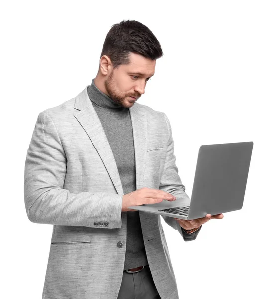 Bonito Homem Negócios Barbudo Usando Laptop Fundo Branco — Fotografia de Stock