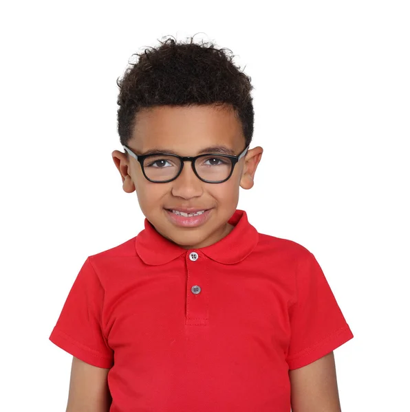ライトグレーの背景にメガネを持つかわいいアフリカ系アメリカ人の少年の肖像画 — ストック写真