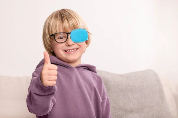 Glad Pojke Med Munstycke Glasögon För Behandling Skelning Visar Tummen — Stockfoto