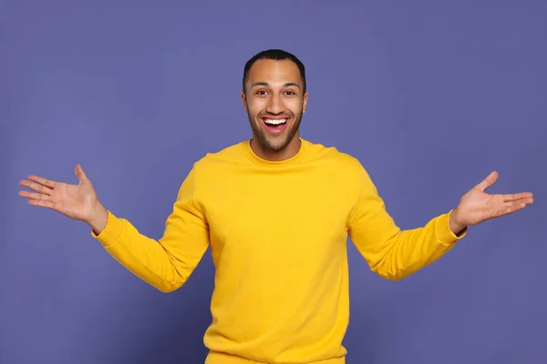 幸せなアフリカ系アメリカ人男性の紫色の背景の肖像 — ストック写真