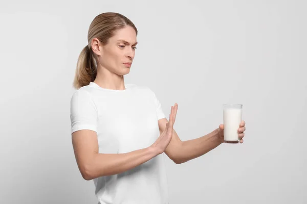 Frau Mit Milchglas Die Laktoseintoleranz Auf Weißem Hintergrund Leidet — Stockfoto