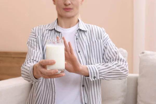 自宅で乳糖不耐症に苦しんでいる牛乳のガラスを持つ女性 クローズアップ — ストック写真