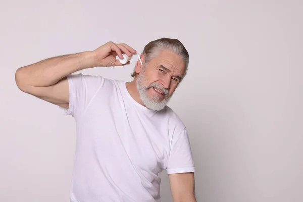 Starszy Mężczyzna Używający Sprayu Uszu Białym Tle Miejsce Tekst — Zdjęcie stockowe