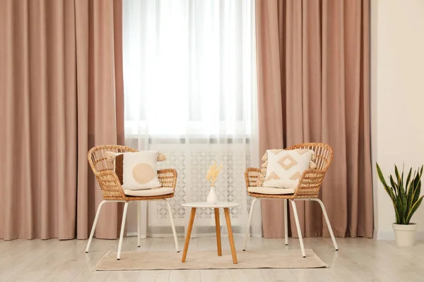 Ruang Tamu Dengan Tirai Jendela Pastel Meja Kayu Dan Kursi — Stok Foto
