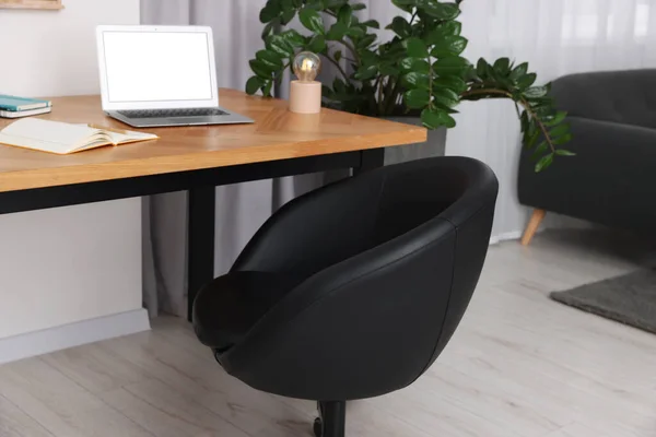 Cadeira Escritório Confortável Perto Mesa Local Trabalho Moderno — Fotografia de Stock