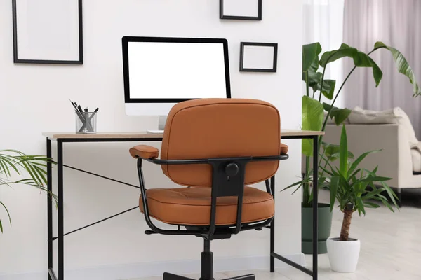 Modern Işyerindeki Masa Bitkilerinin Yanında Rahat Bir Ofis Sandalyesi — Stok fotoğraf