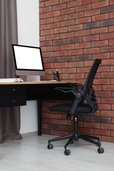 Interior Escritório Elegante Com Cadeira Confortável Mesa Computador — Fotografia de Stock