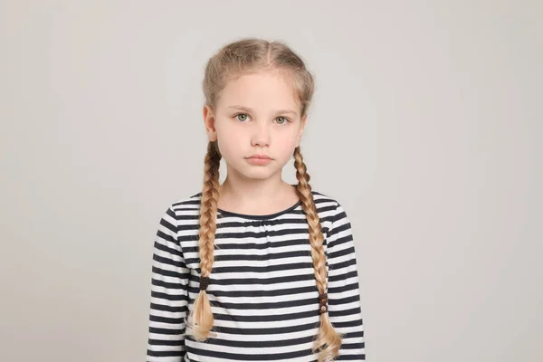 Petite Fille Sur Fond Gris Clair Intimidation Des Enfants — Photo