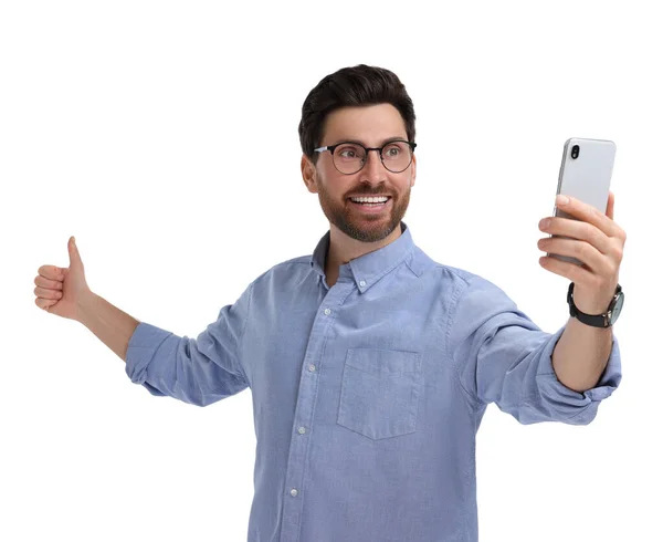 Улыбающийся Мужчина Делает Селфи Смартфоном Показывает Большие Пальцы Белом Фоне — стоковое фото