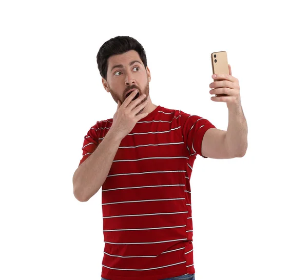 Emocjonalny Mężczyzna Robi Selfie Smartfonem Białym Tle — Zdjęcie stockowe